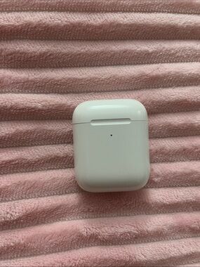Apple White Wireless Earbud Charging Case - Gloss White